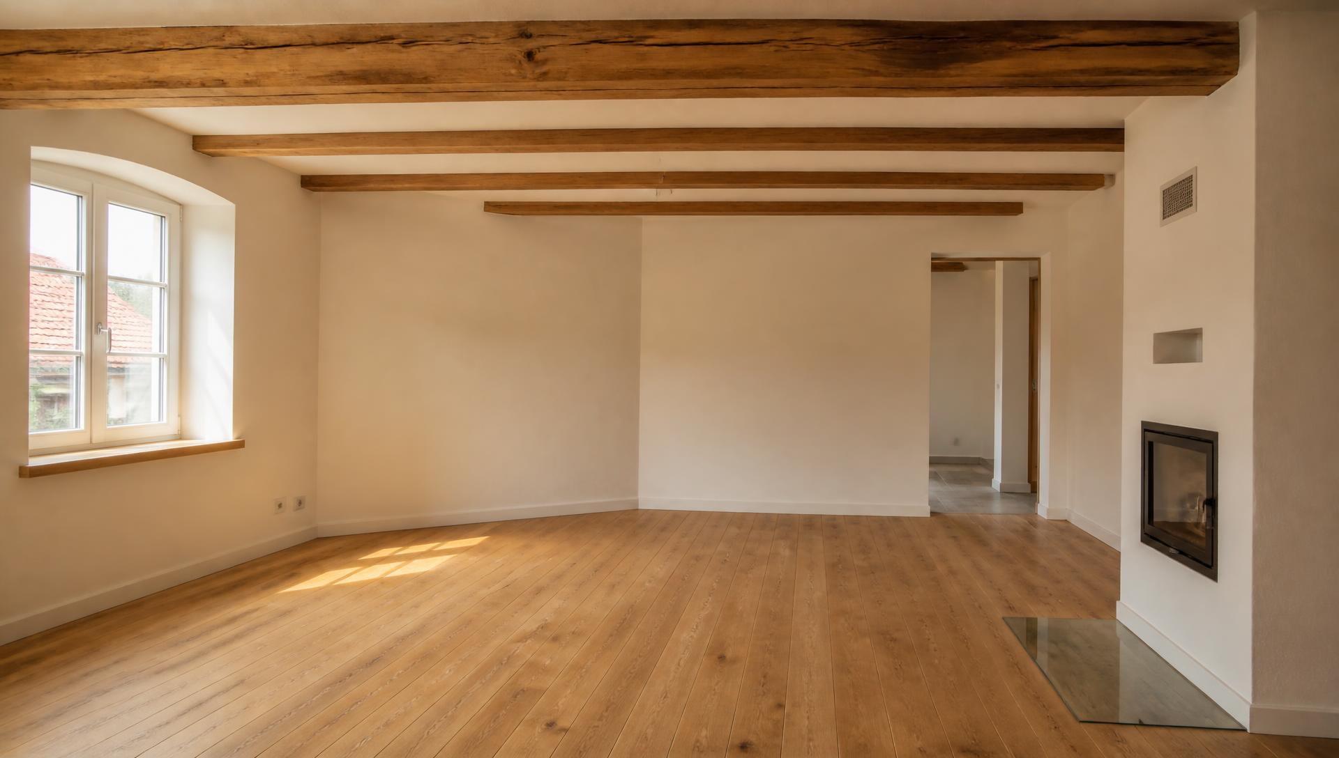 Fertig sanierter Wohnraum mit Holzbalkendecke und neuem Dielenboden